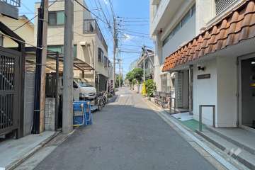 敷地西側の前面道路（南側から）