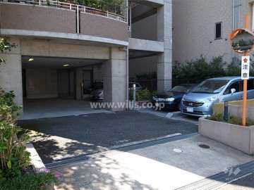 敷地内駐車場（敷地北側の道路から入ります。）