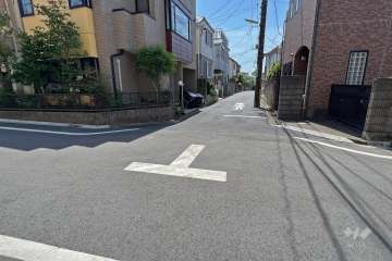 敷地南側の前面道路（北側から）