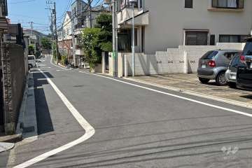敷地南側の前面道路（東側から）