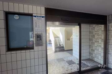 エントランスはオートロック付きです。