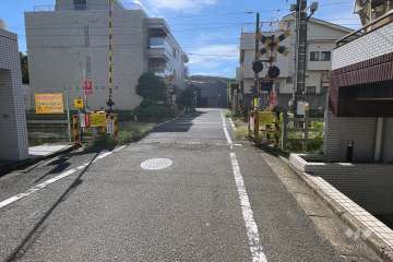 敷地南側の前面道路（東側から）