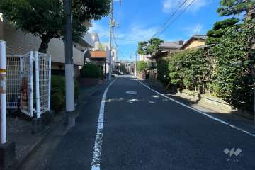 敷地東側の前面道路（北側から）