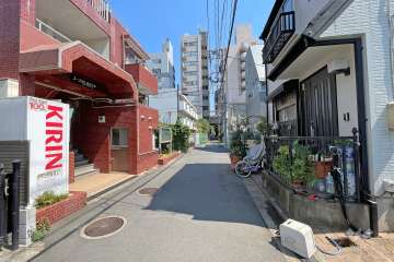 敷地南西側の前面道路（北西側から）