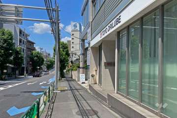 敷地南側前面道路は都道423号・淡島通りです。