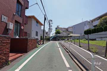 敷地西側の前面道路（北側から）
