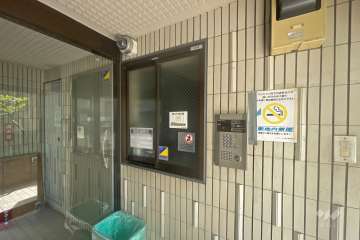 エントランスはオートロック付きです。