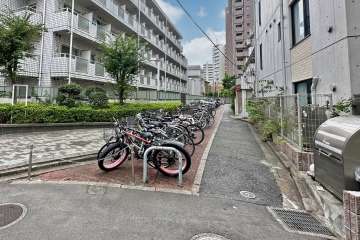 敷地北側の前面道路（東側から）