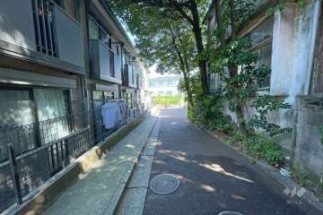 敷地東側の前面道路（西側から）