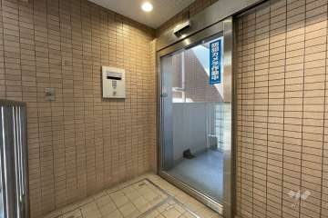 エントランスはオートロック付きです。