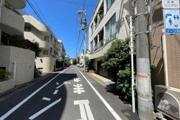 敷地の南側前面道路（東側から）