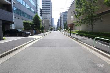 敷地北側の前面道路（東側から）