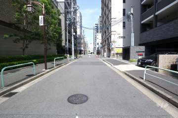敷地北側の前面道路（西側から）