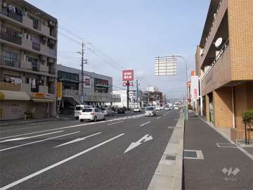 敷地の北東側が県道42号線（通称：尼崎宝塚線）に面しています。