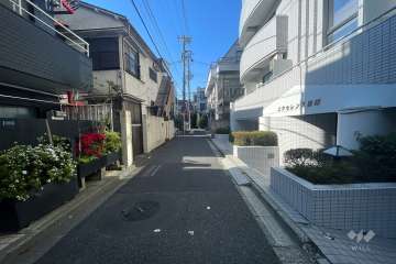敷地南西側の前面道路（南東側から）