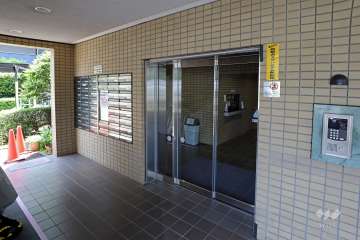 エントランスはオートロック付きです。