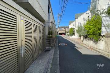 敷地北側の前面道路（東側から）