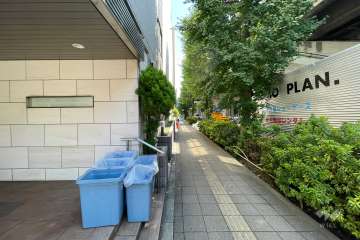 敷地南側の前面道路（西側から）