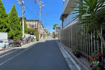 敷地西側の前面道路（南側から）