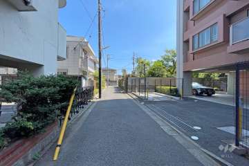 敷地東側の前面道路（北側から）