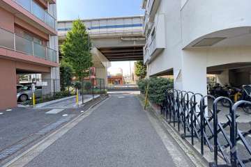 敷地東側の前面道路（南側から）