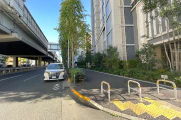 敷地北側の前面道路（西側から）