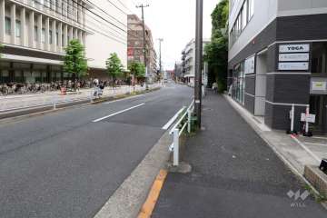 敷地東側の前面道路(北側から)