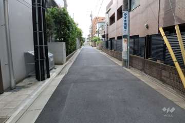 敷地南西側の前面道路(南東側から)