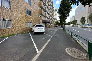 敷地東側の前面道路（南側から）