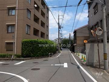 敷地南側の前面道路。周辺には住宅の他、工場や倉庫が点在しています。