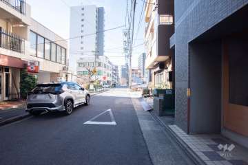 敷地北側の前面道路（東側から）