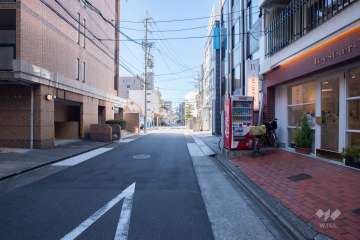 敷地南側の前面道路（東側から）