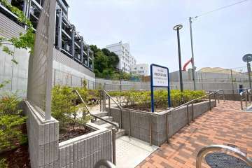 敷地に隣接する青葉丘南第3公園　