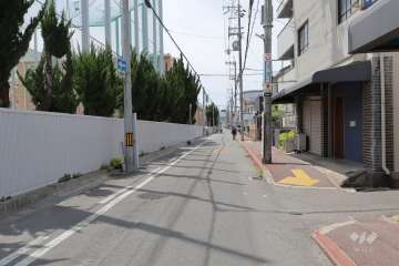 敷地南側の前面道路