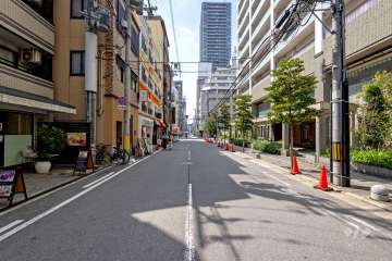 敷地の南側前面道路（東側から）
