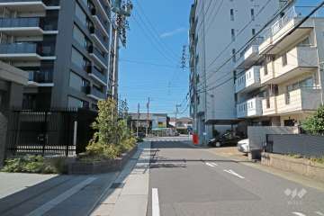 敷地北側の前面道路(東側から)