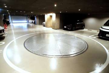 敷地内駐車場（屋内平面式　全17台）