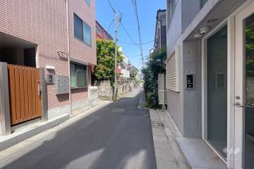 敷地西側の前面道路（南側から）