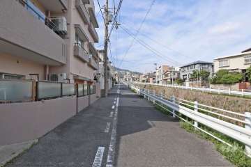 敷地南東側の前面道路。道を挟んで六甲川が流れています。