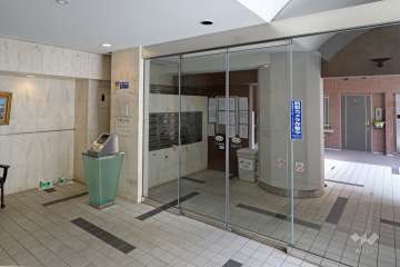 エントランスはオートロック付きです。