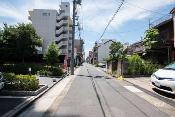 敷地北側の前面道路(西側から)
