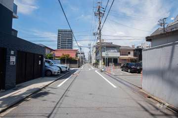 敷地東側の前面道路（南側から）