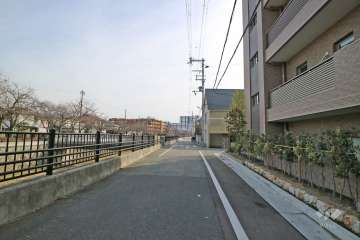 敷地東側の前面道路（北側から）