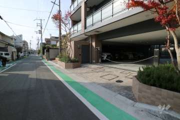 駐車場の出入口（ロボットゲート付き）