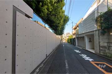 敷地北東側の前面道路（南東側から）