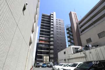 プレサンスロジェ栄三丁目の外観（北西側から）