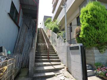 敷地南側の通路（階段）（平成28年6月撮影）