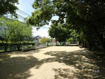 近くにある緑豊かな『鋳物師公園』（平成28年6月撮影）