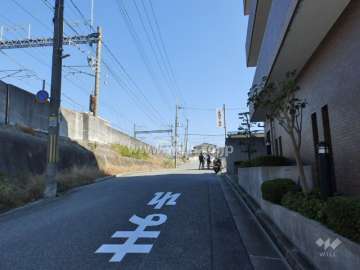 敷地北側の前面道路。道を挟んでJR福知山線が走っています。