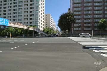 敷地南側と西側の前面道路(西側から)